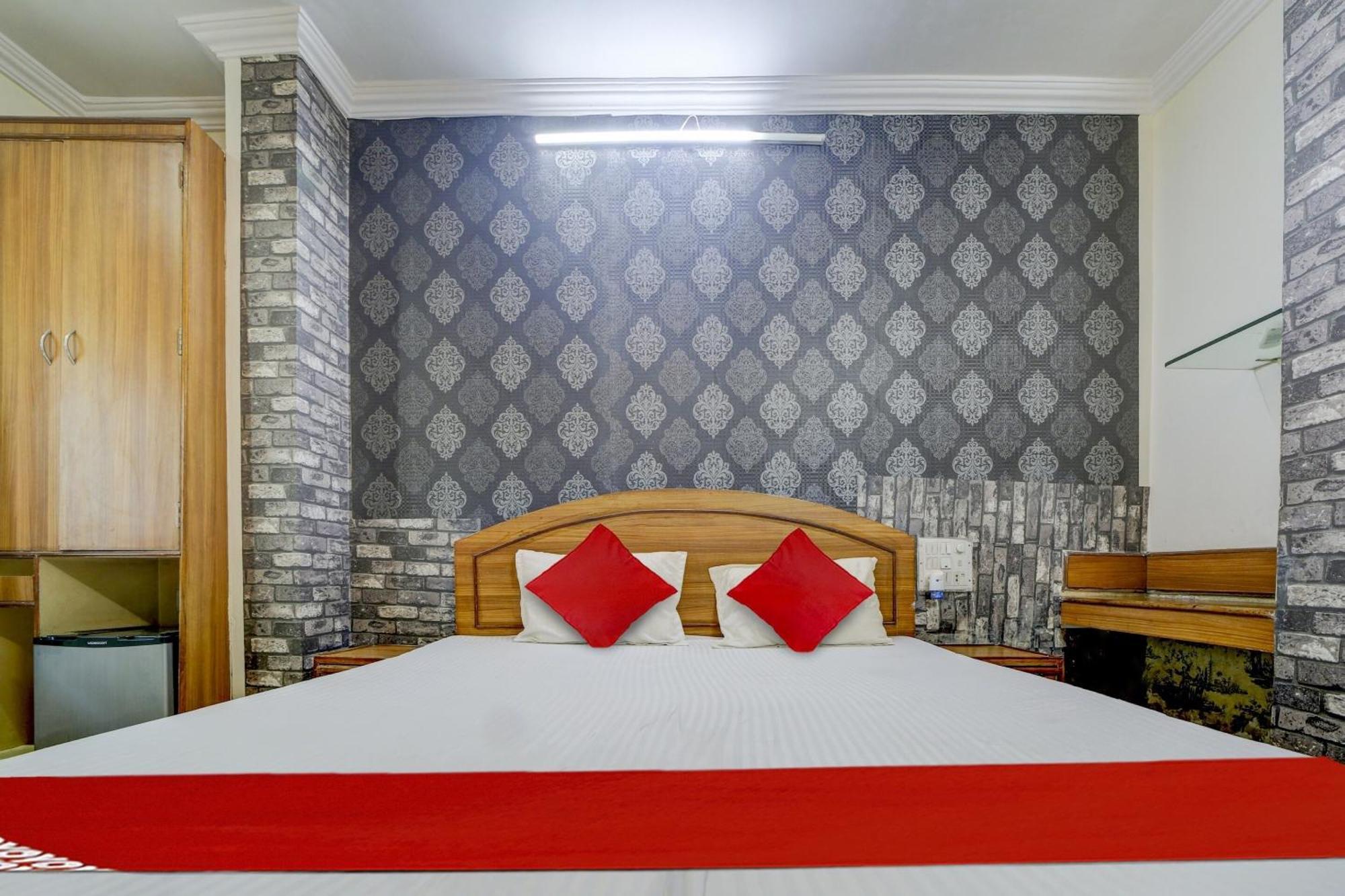 Oyo Flagship 81248 Hotel Satya Vilas โบปาล ภายนอก รูปภาพ